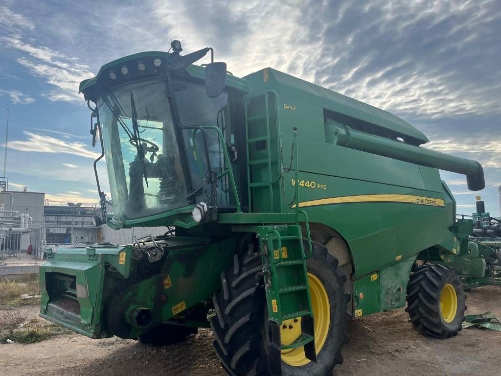 E-FARM: John Deere W440 PTC - Kombajn zbożowy - id 8GIEQQI - 78 000 € - Rok produkcji: 2020 - Motogodziny: 1682,Moc silnika: 250,Hiszpania