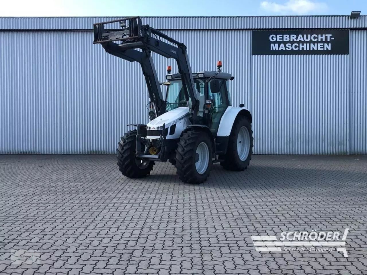 E-FARM: Massey Ferguson 5430 - Tractor - id LAUTVFB - €39,900 - Year of construction: 2011 - Engine hours: 3,100,Engine power (HP): 90,Germany