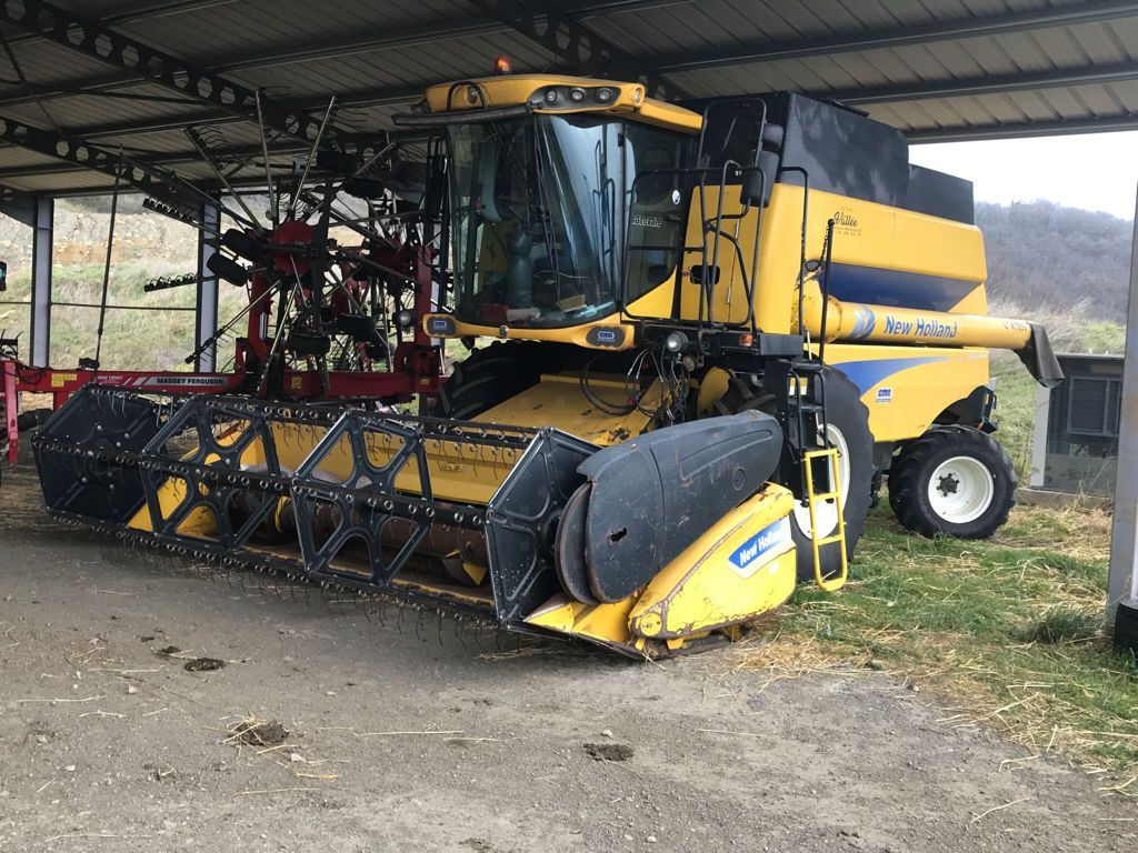 E-FARM: New Holland CSX 7050 - Combine harvester - id PVWUYQG - Year of construction: 2010 - Engine hours: 2,390,France