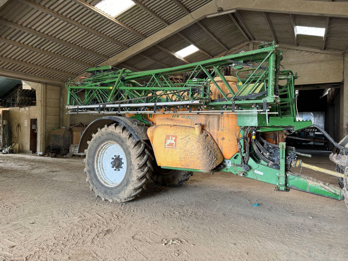 E-FARM: Amazone ux 4200 - Sprayer - id T2IS2CM - €25,000 - Year of construction: 2008 - France