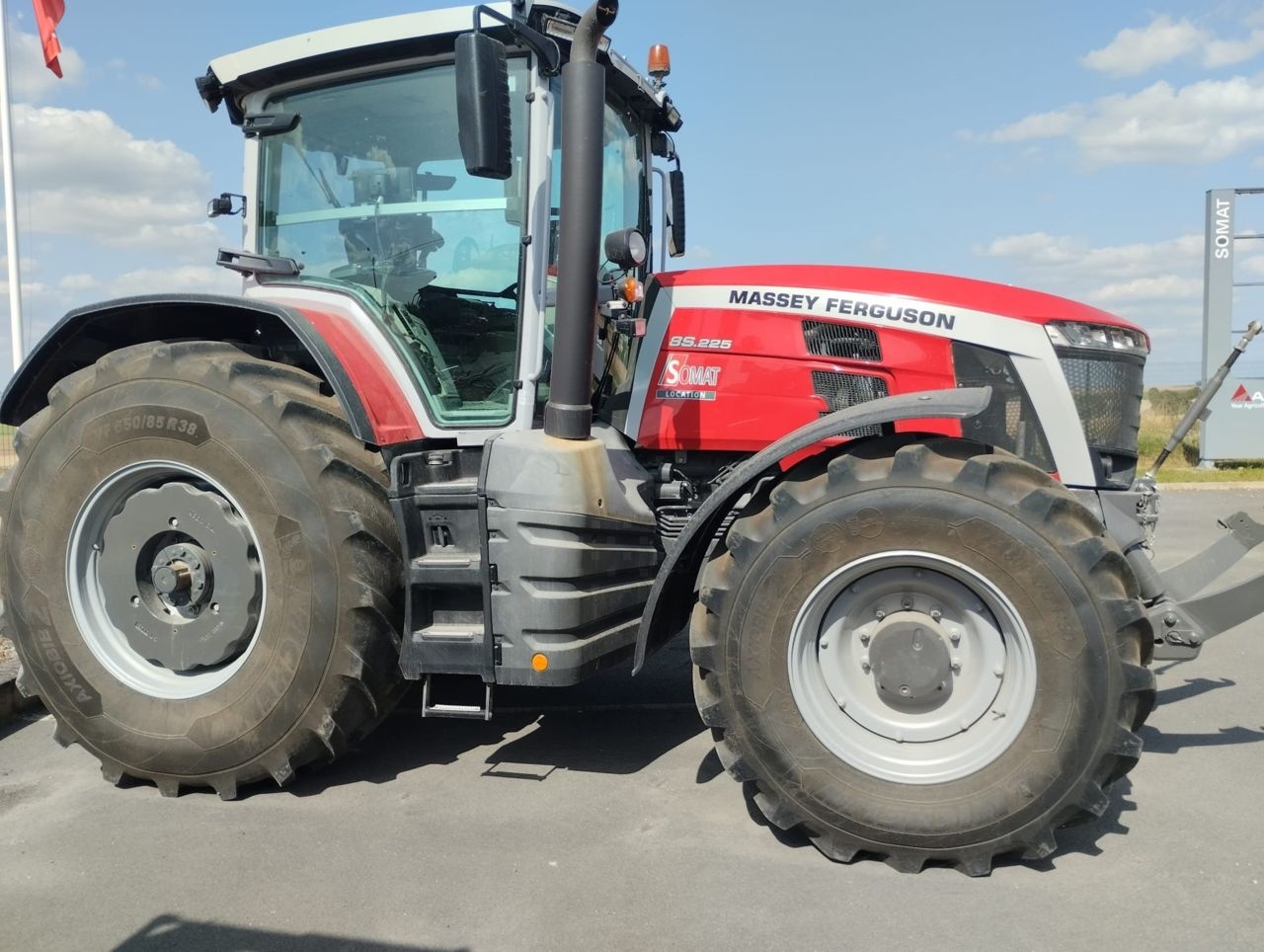 Massey Ferguson 8S.225 tractor €140,000