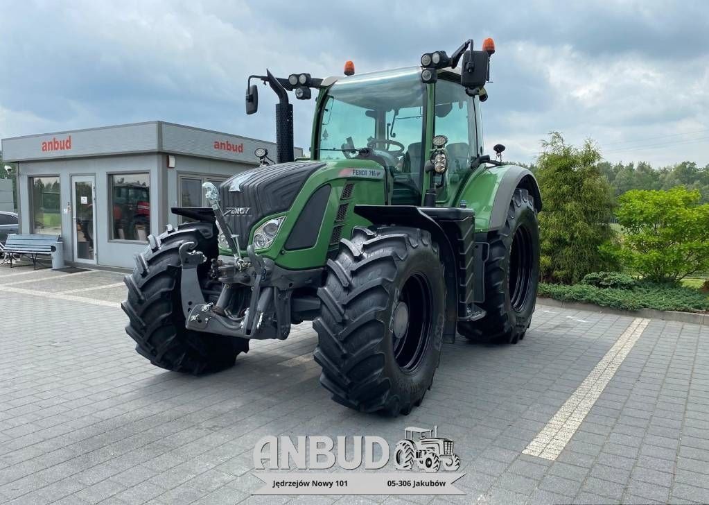 E-FARM: Fendt 716 Vario Profi - Tractor - id DBC18UM - €60,000 - Year of construction: 2015 - Engine hours: 9,054,Engine power (HP): 160,Poland