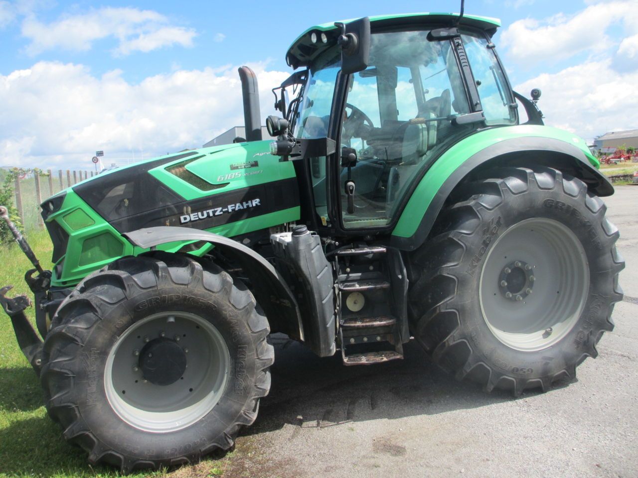 E-FARM: Deutz-Fahr 6185 - Tracteur - id 8RZNYMK - 65 000 € - Année: 2017 - Lecture du nombre d'heure: 5 600,Puissance du moteur (chevaux): 180,France