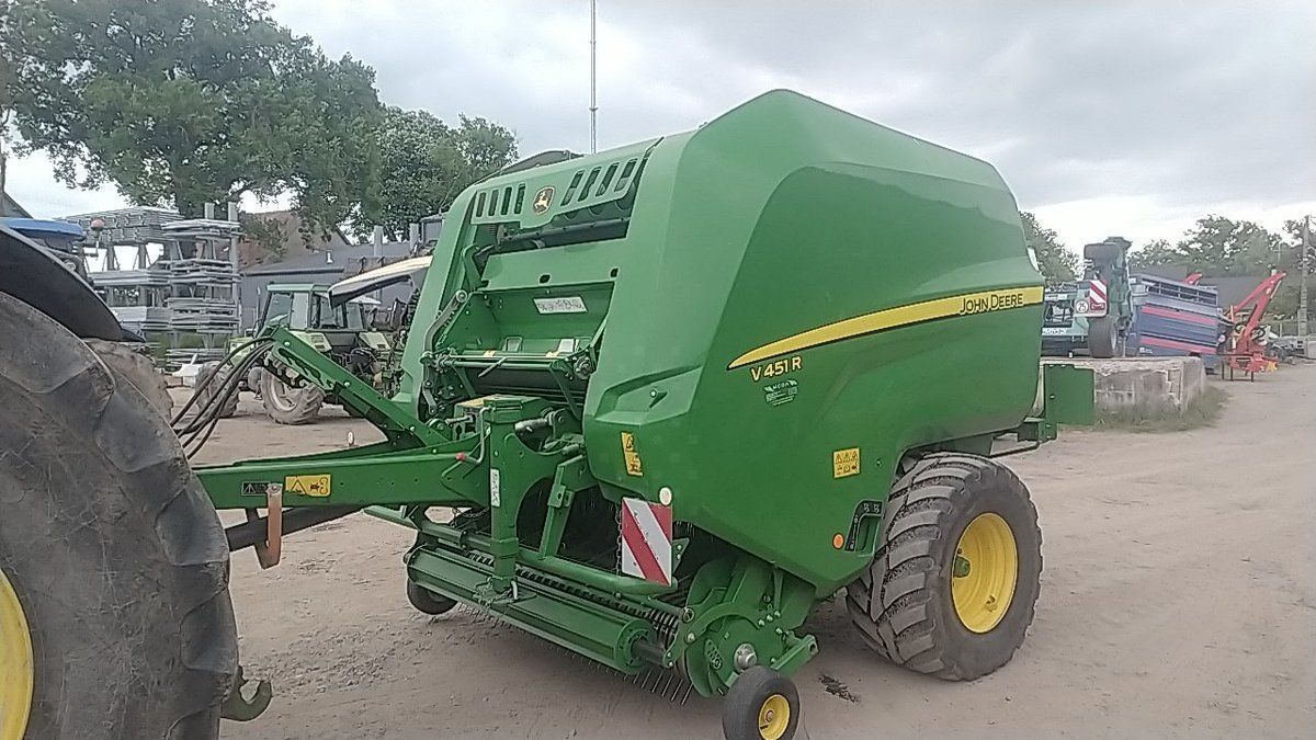 E-FARM: John Deere V451R - Presse à balles - id 5ENEWDT - 37 000 € - Année: 2019 - Balles produites: 25 000,France