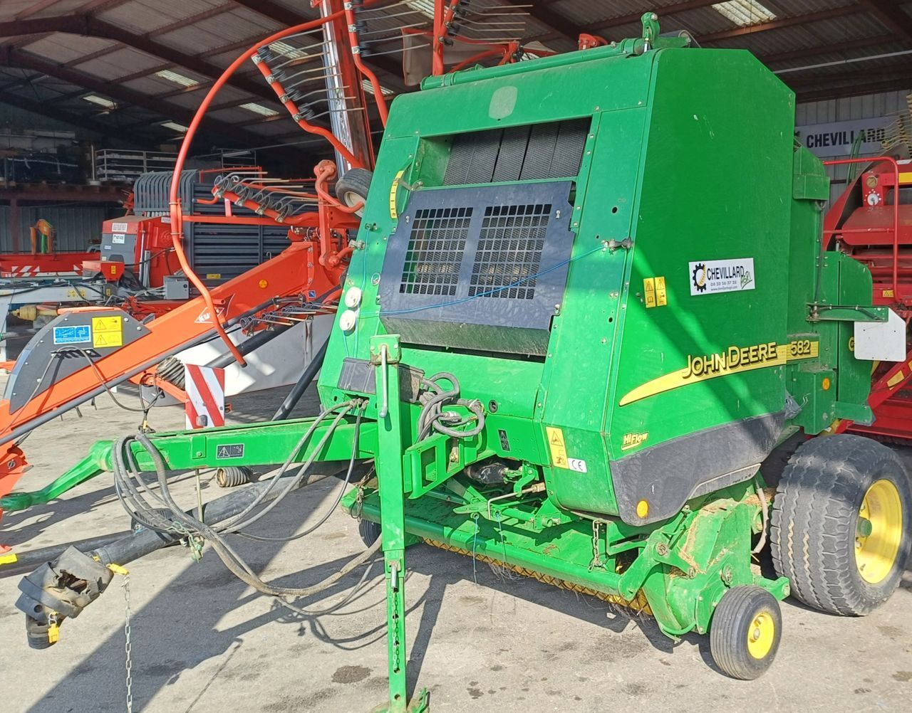 E-FARM: John Deere 582 - Baler - id IM5EG9B - €9,500 - Year of construction: 2004 - Total number of bales produced: 10,000,France