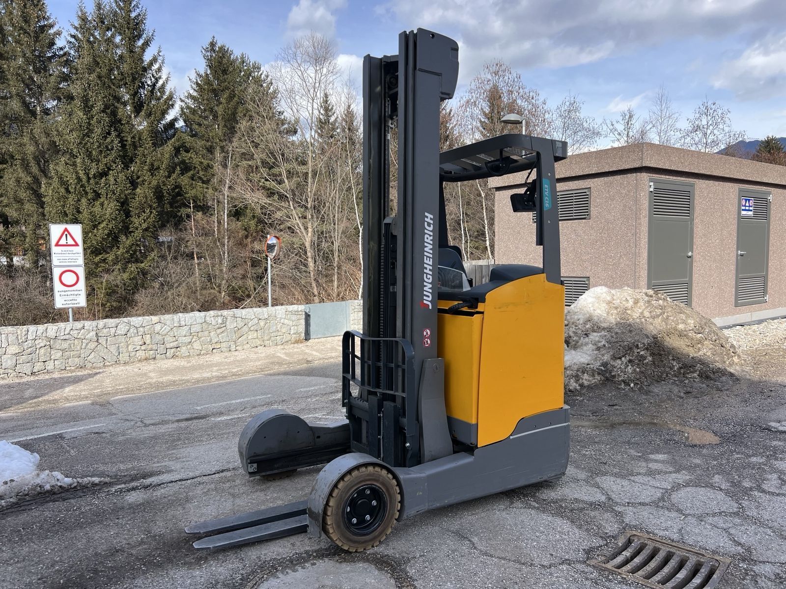 JUNGHEINRICH triplex 7,1m, kamera, große reifen Forklift €12,950