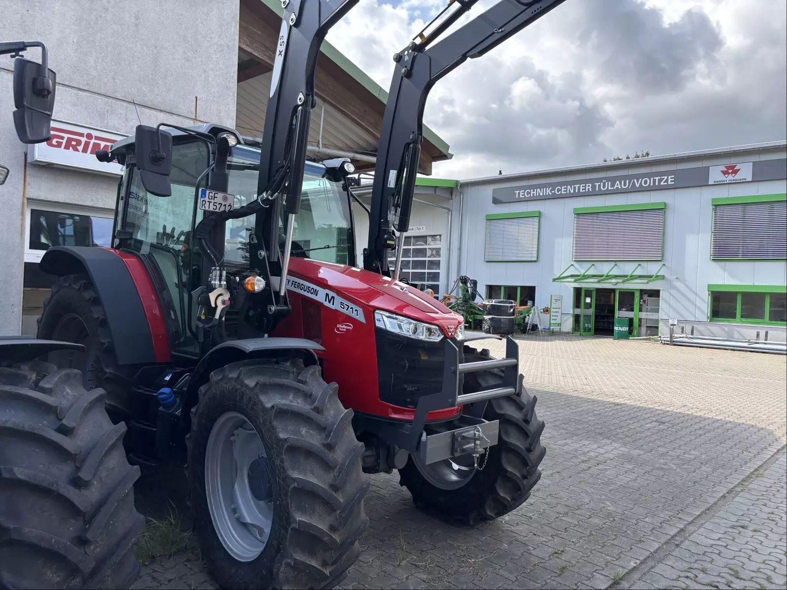 E-FARM: Massey Ferguson 5711M - Tractor - id FGANGKY - €62,000 - Year of construction: 2023 - Engine hours: 200,Engine power (HP): 110,Germany