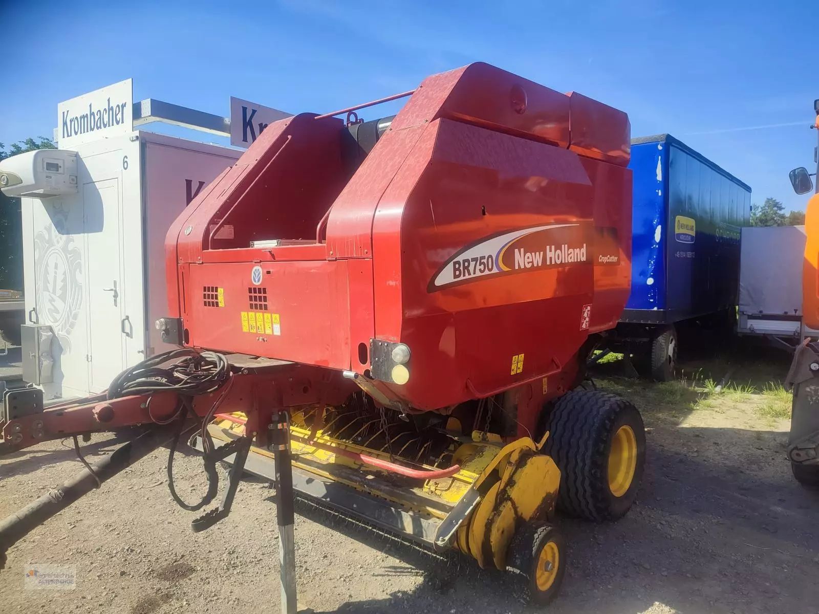 E-FARM: New Holland BR750 - Πρέσσα - id AI4KXDC - 11.681 € - Χρονία: 2004 - Γερμανία