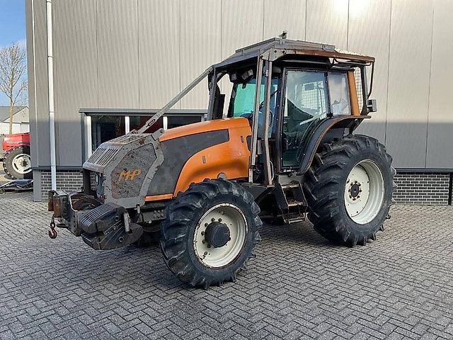 Valtra T 121 Traktor