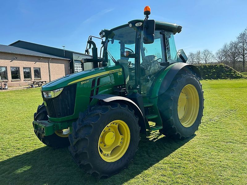 John Deere 5100 R Traktor