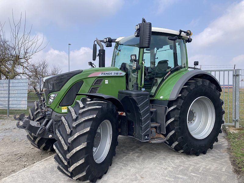 E-FARM: Fendt 718 Vario ProfiPlus - Traktor - id FHI4CIN - 95.500 € - Baujahr: 2018 - Abgelesene Motorstunden: 5.705,Motorleistung (PS): 180,Deutschland