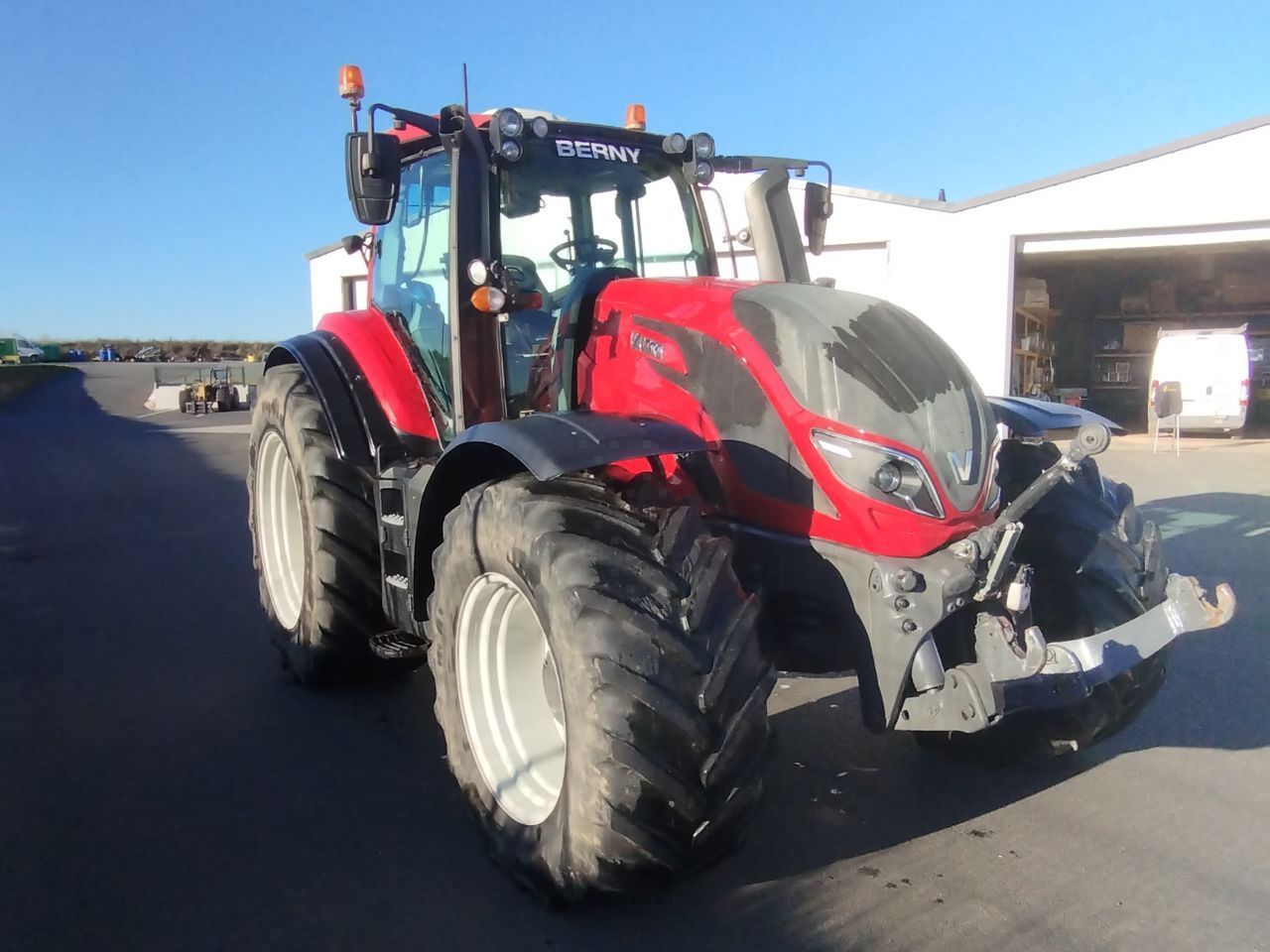 E-FARM: Valtra T254 Versu - Traktor - id 71C1MIX - 89.000 € - Baujahr: 2019 - Abgelesene Motorstunden: 3.985,Motorleistung (PS): 254,Frankreich