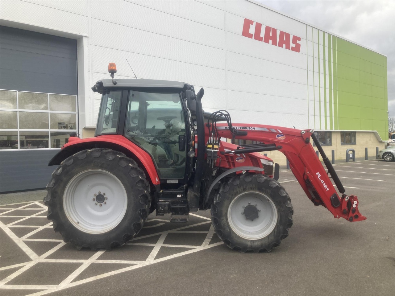 Massey Ferguson 5610 tractor €52,479