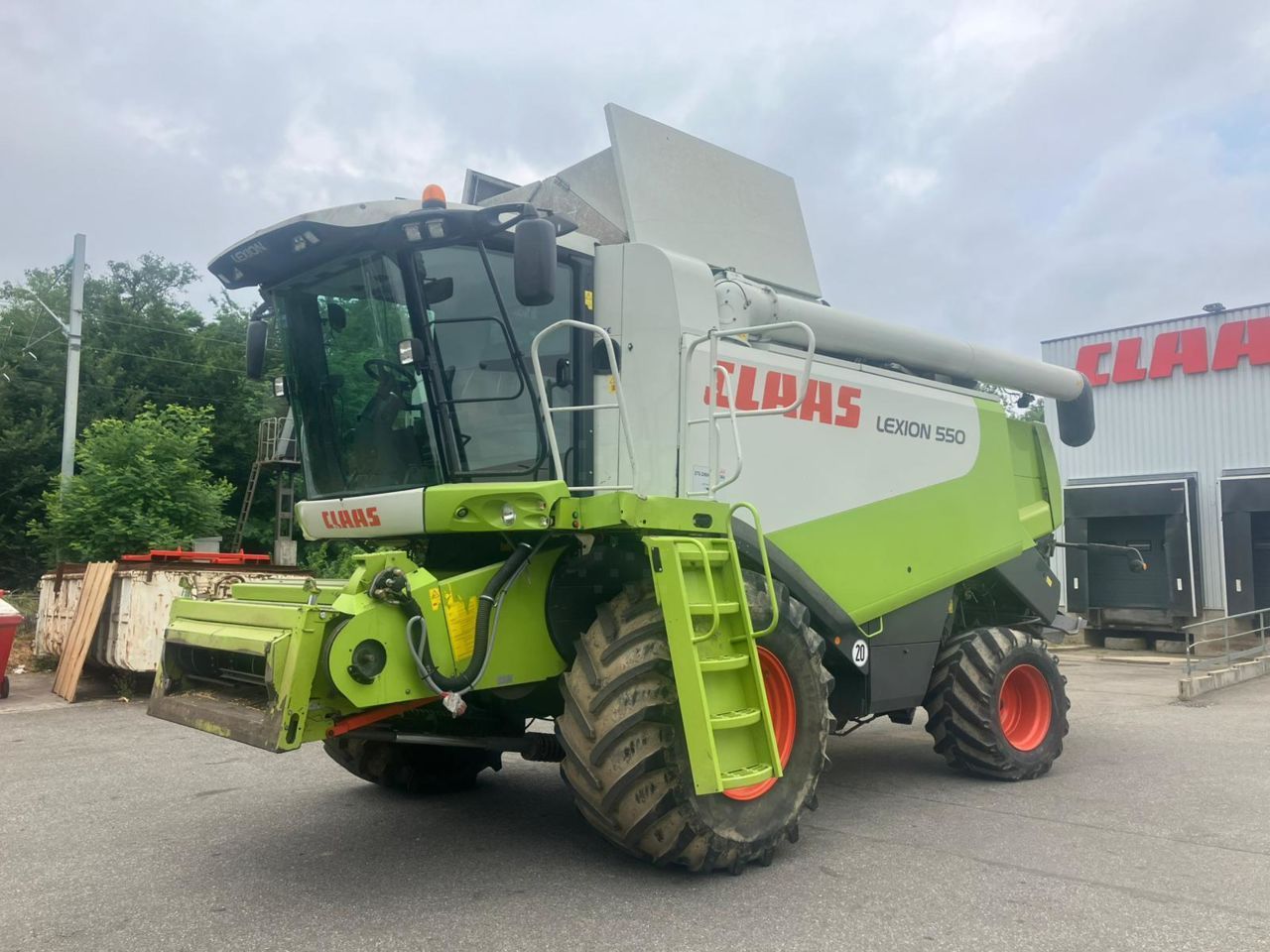 E-FARM: Claas Lexion 550 - Kombajn zbożowy - id 8Z2ZRA9 - 66 000 € - Rok produkcji: 2006 - Motogodziny: 6195,Francja