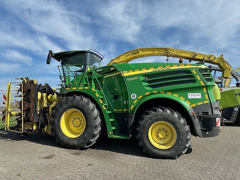 E-FARM: John Deere 8500 - Feldhäcksler (selbstfahrend) - id UQBC2MH - 176.500 € - Baujahr: 2017 - Abgelesene Motorstunden: 1.407,Motorleistung (PS): 585,Deutschland