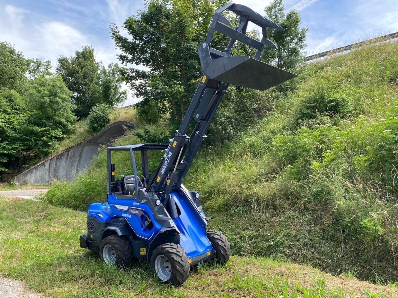 E-FARM: Multione valet de ferme multione 7.2k - bras télescopique avec une hauteur de levage de 2.90 m - Mini-chargeuse - id ITYJNXH - 31 900 € - Année: 2024 - France