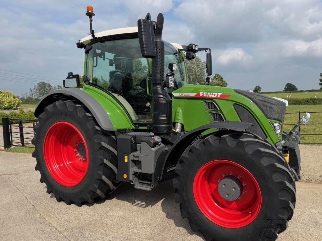 E-FARM: Fendt 724 Vario - Trattore - id VCDMQLN - Anno di costruzione: 2025 - Ore: 735,Regno Unito