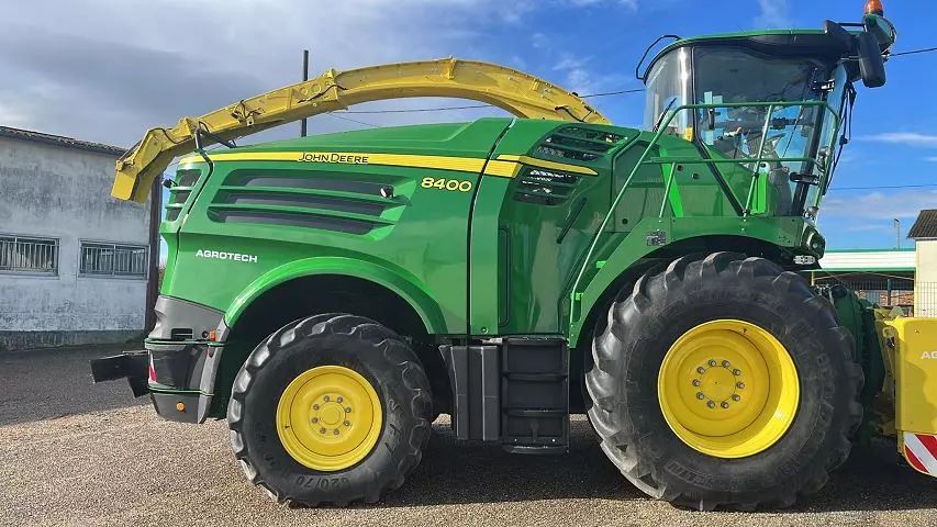 E-FARM: John Deere 8400 - Self propelled forage harvester - id AKBK36W - Year of construction: 2019 - Engine hours: 1,720,Engine power (HP): 540,France