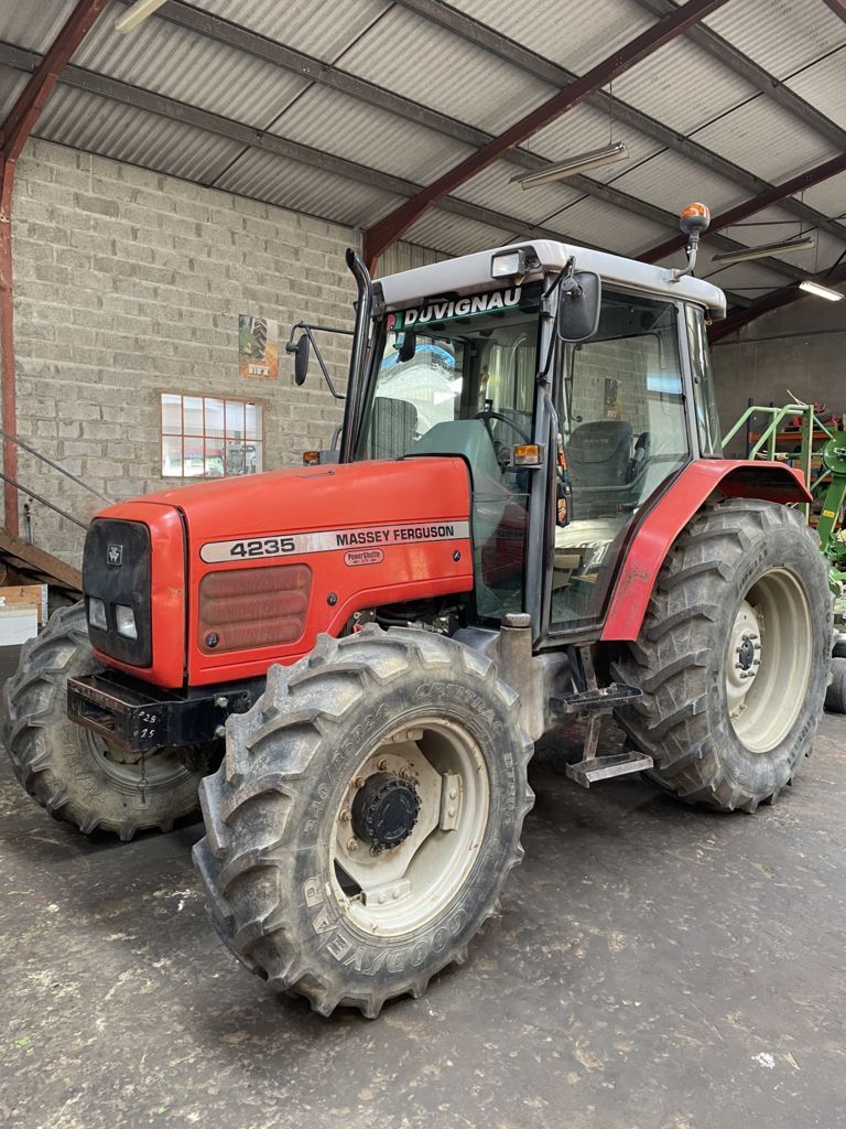 E-FARM: Massey Ferguson 4235 - Trattore - id JGZHKQL - 26.500 € - Anno di costruzione: 2000 - Ore: 5.750,Potenza del motore: 80,Francia