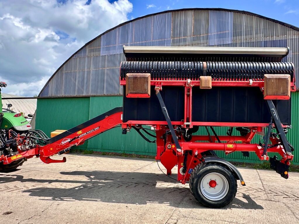 Kuhn merge maxx 950 - bandschwader Tedder €43,000