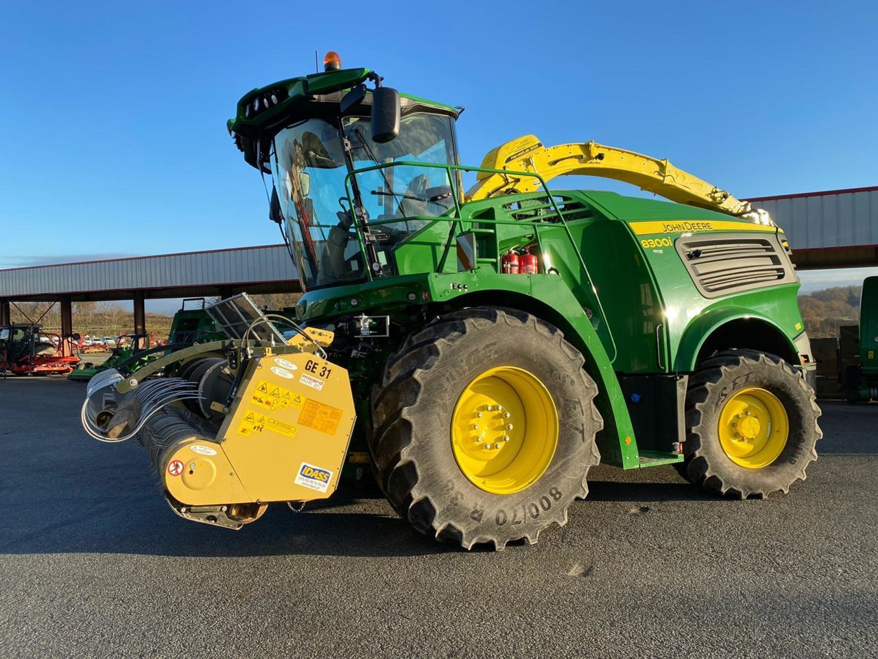 E-FARM: John Deere 8300 - Sieczkarnia samobieżna - id 2EYPLLX - 299 000 € - Rok produkcji: 2023 - Motogodziny: 300,Francja