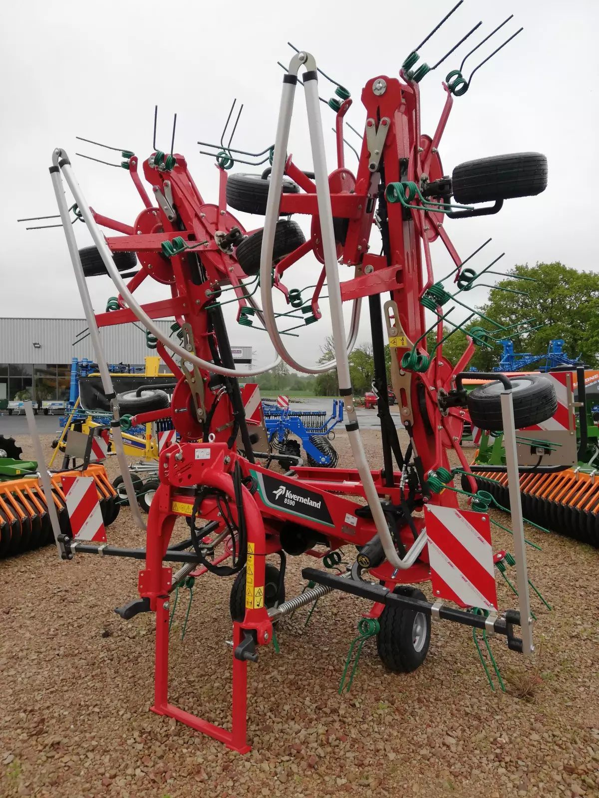 E-FARM: Kverneland 8590 - Tedder - id RRJLZ2P - 18.000 € - Año: 2023 - Francia