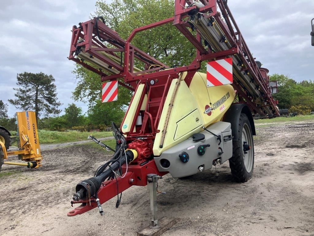 E-FARM: Hardi command3200 - Pflanzenschutzspritze - id MZWRYJ2 - 25.000 € - Baujahr: 2011 - Frankreich
