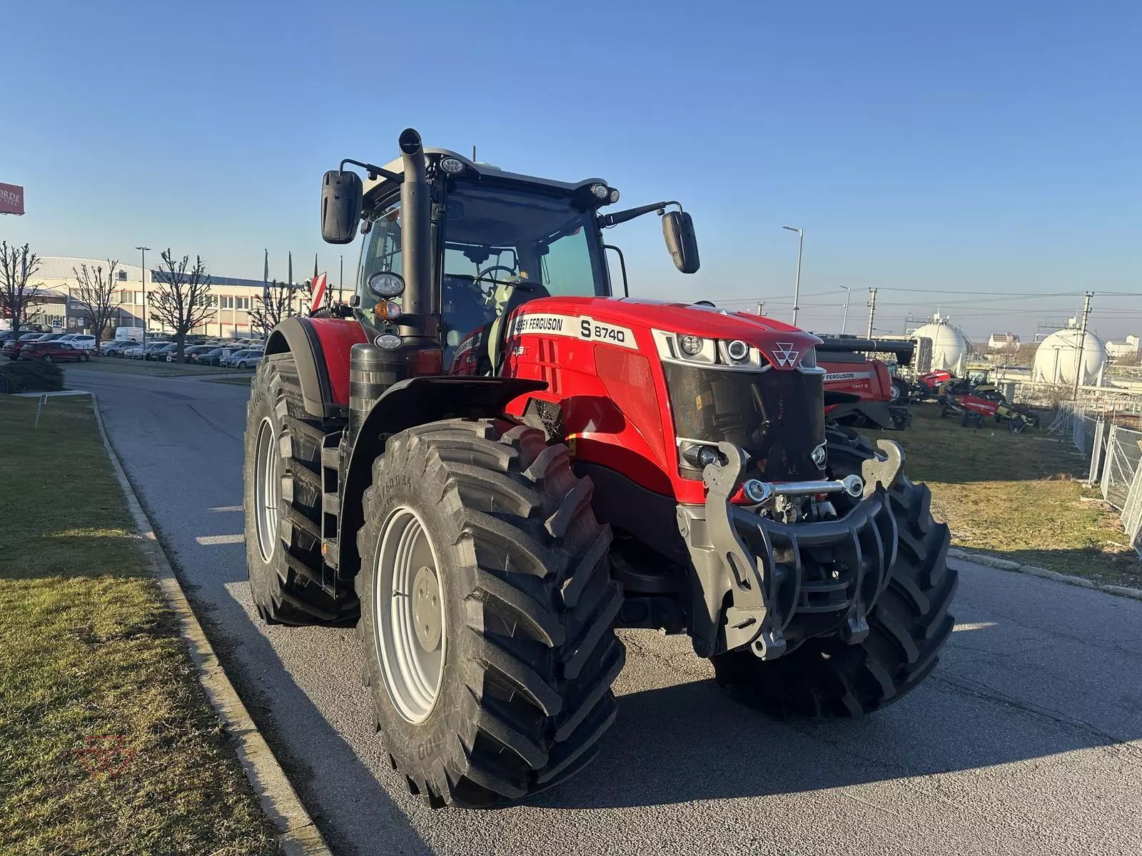 E-FARM: Massey Ferguson 8740S Dyna-VT - Tractor - id QVFJMFV - Year of construction: 2024 - Engine hours: 600,Engine power (HP): 381,Austria