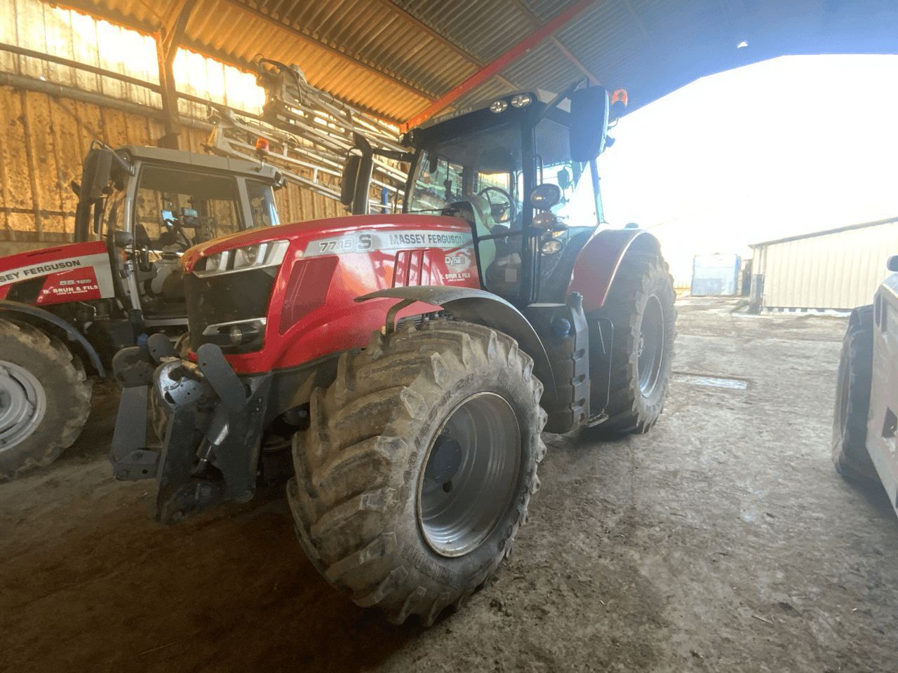 E-FARM: Massey Ferguson 7715S - Tractor - id FUXCFSB - €90,000 - Year of construction: 2022 - Engine hours: 1,800,Engine power (HP): 150,France