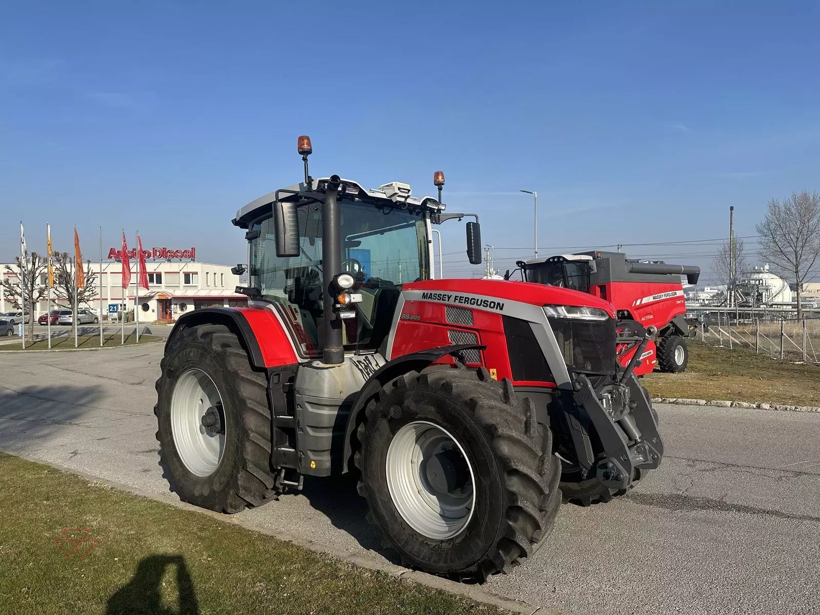 E-FARM: Massey Ferguson 8S.205 - Traktor - id 8WRPMLW - 121.400 € - Baujahr: 2021 - Abgelesene Motorstunden: 1.600,Motorleistung (PS): 219,Österreich