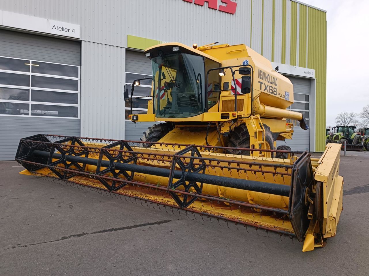 E-FARM: New Holland TX 68 - Cosechadora - id SZWP1F1 - 35.000 € - Año: 2002 - Horas: 3685,Francia