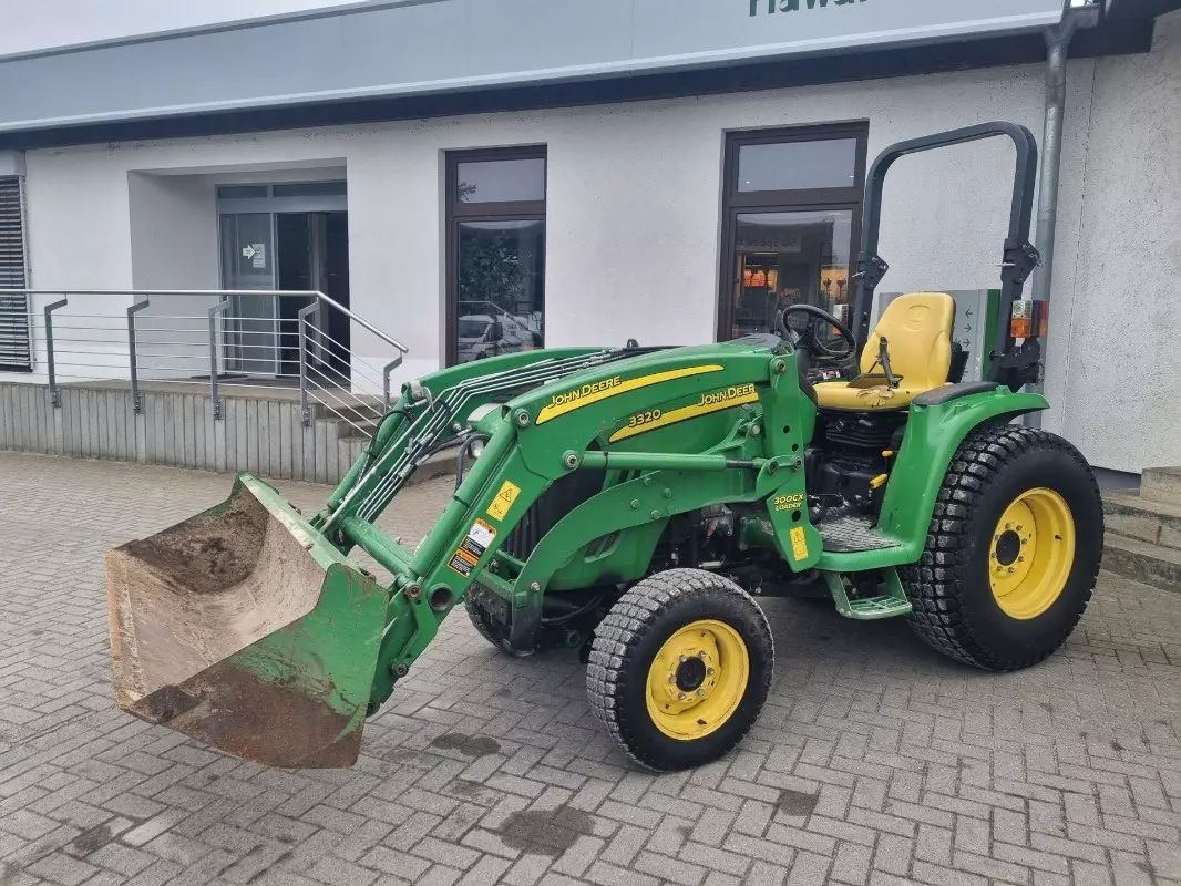 E-FARM: John Deere 3320 - Tracteur - id IQDSLSW - 18 000 € - Année: 2010 - Lecture du nombre d'heure: 1 858,Puissance du moteur (chevaux): 33,Allemagne
