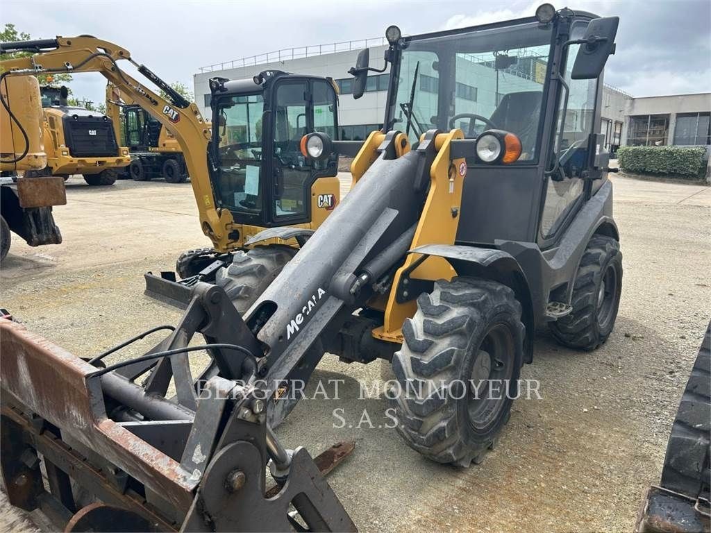 E-FARM: Mecalac ax850 - Chargeuse sur pneus - id YVHSNRR - 33 000 € - Année: 2019 - Lecture du nombre d'heure: 1 688,France