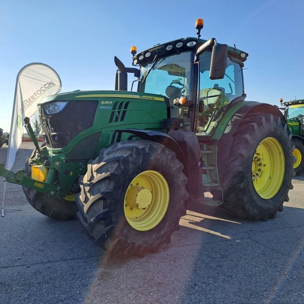 E-FARM: John Deere 6215 R - Tractor - id QBTUWYD - €55,000 - Year of construction: 2016 - Engine hours: 17,000,Engine power (HP): 258,Italy