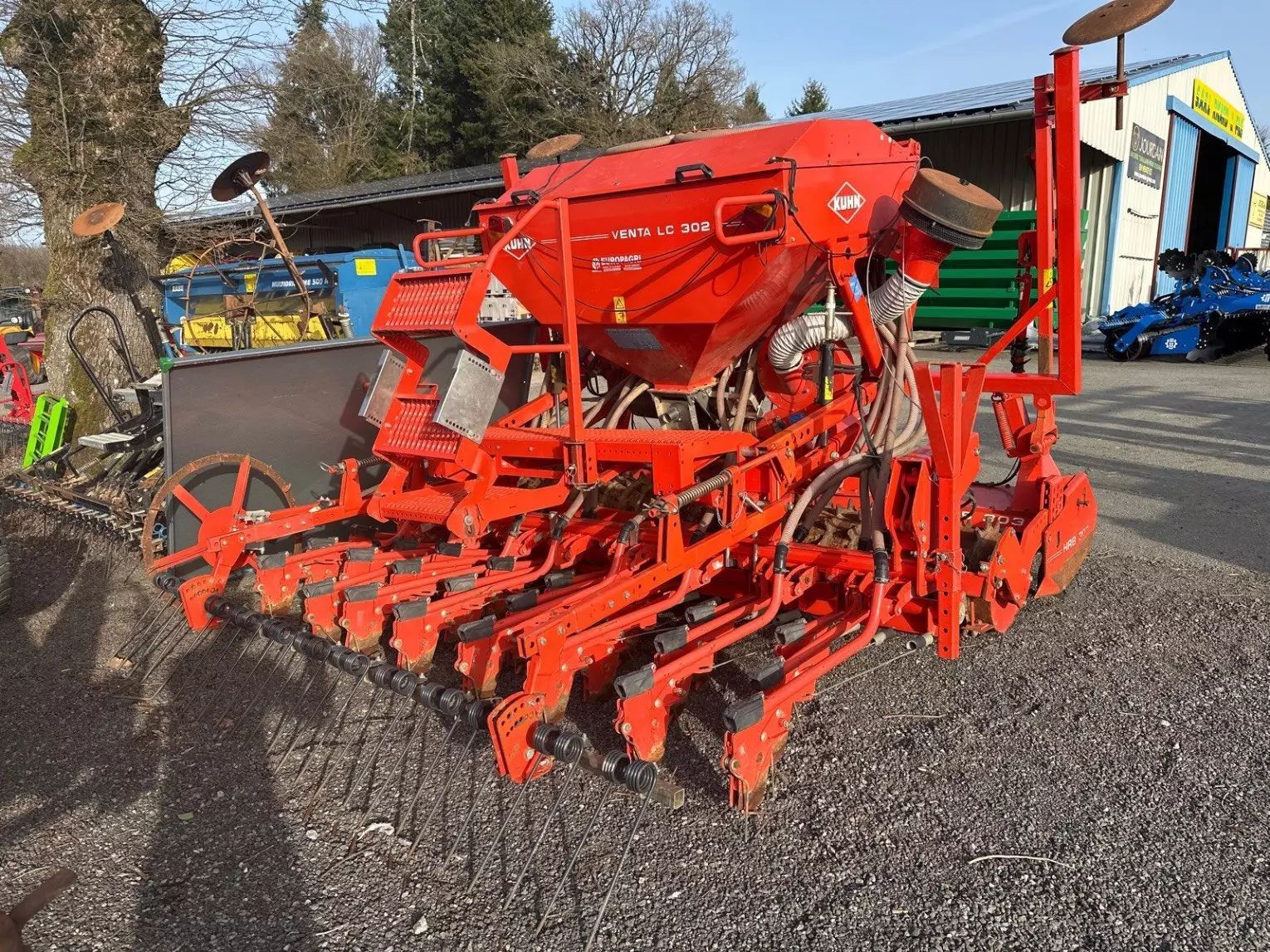 E-FARM: Kuhn combiné de semis combine kuhn - Kombi-såmaskine - id 7ARBLQW - 12.500 € - Produktionsår: 2005 - Frankrig