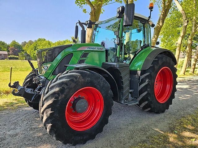 E-FARM: Fendt 724 Vario - Tracteur - id 86GDP2X - 75 000 € - Année: 2016 - Lecture du nombre d'heure: 9 000,Pays-Bas