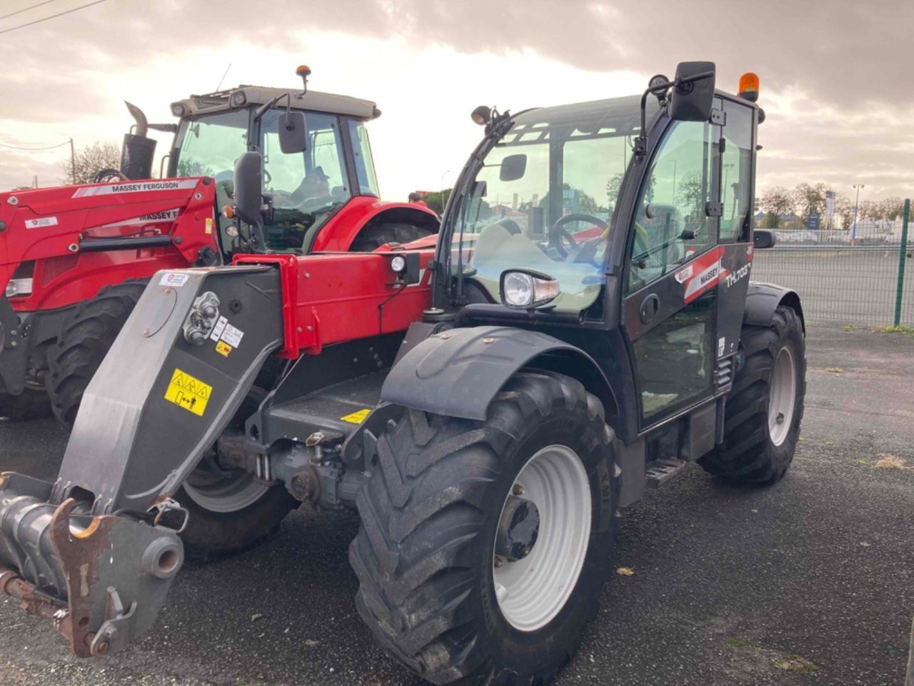 E-FARM: Massey Ferguson th 7038 - Ładowacz teleskopowy - id PWJX7NS - 62 900 € - Rok produkcji: 2019 - Motogodziny: 3400,Moc silnika: 130,Francja