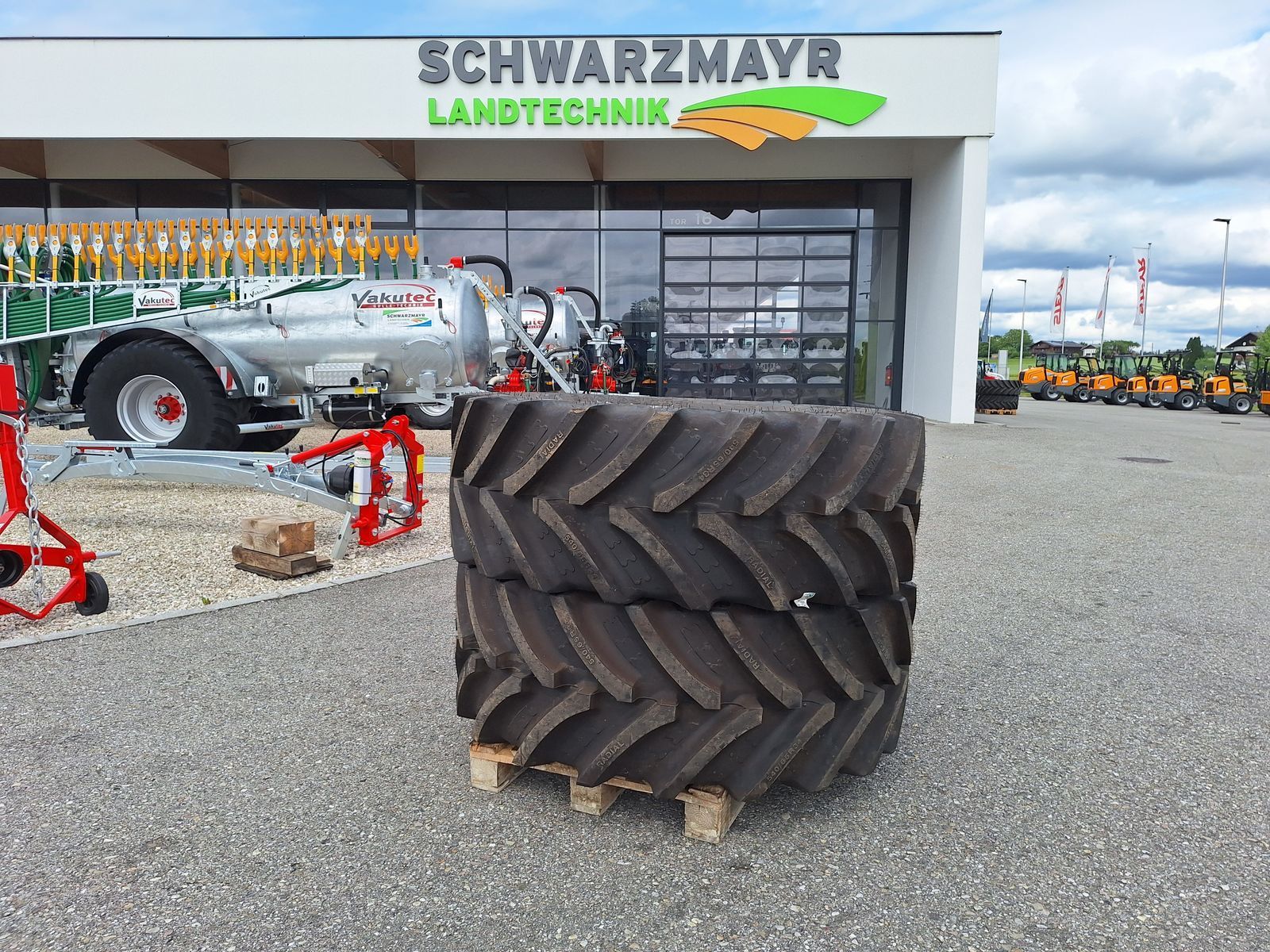 E-FARM: BKT 540/65r34 - Wheel and track - id BKKLQBM - €688 - Austria