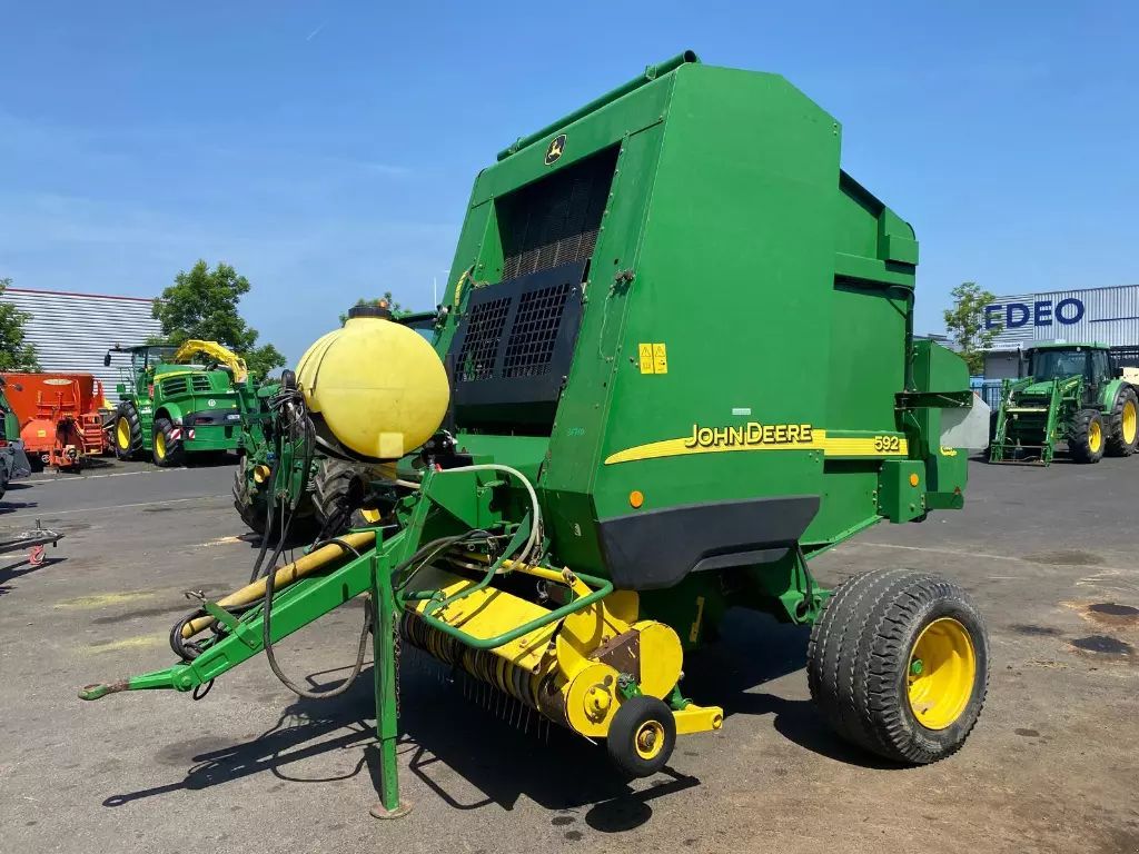 E-FARM: John Deere 592 - Baler - id Q6UQZGV - €9,900 - Year of construction: 2003 - France