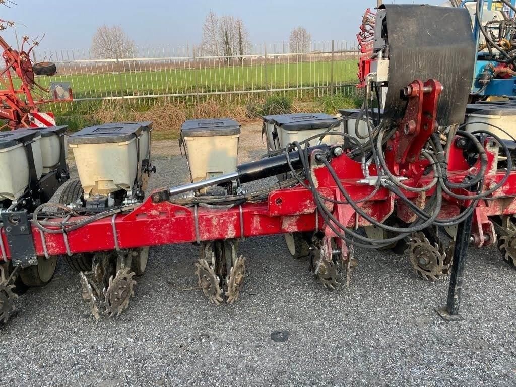 E-FARM: Kinze 8 file - Inne rozsiewacze - id YCBWNQL - 20 000 € - Rok produkcji: 2007 - Włochy
