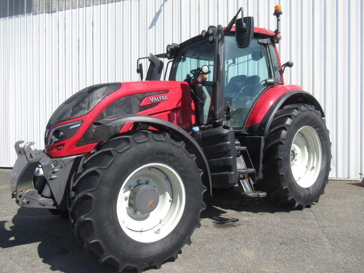 E-FARM: Valtra T144 - Tractor - id KMZGEPR - €62,000 - Year of construction: 2020 - Engine hours: 4,096,Engine power (HP): 145,France