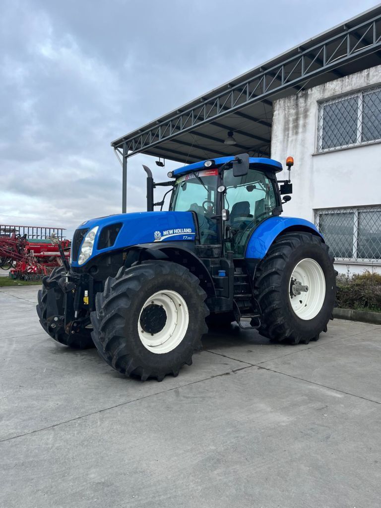 E-FARM: New Holland T7.250 - Tracteur - id BQZDNQN - 84 000 € - Année: 2015 - Lecture du nombre d'heure: 7 400,Puissance du moteur (chevaux): 250,Italie