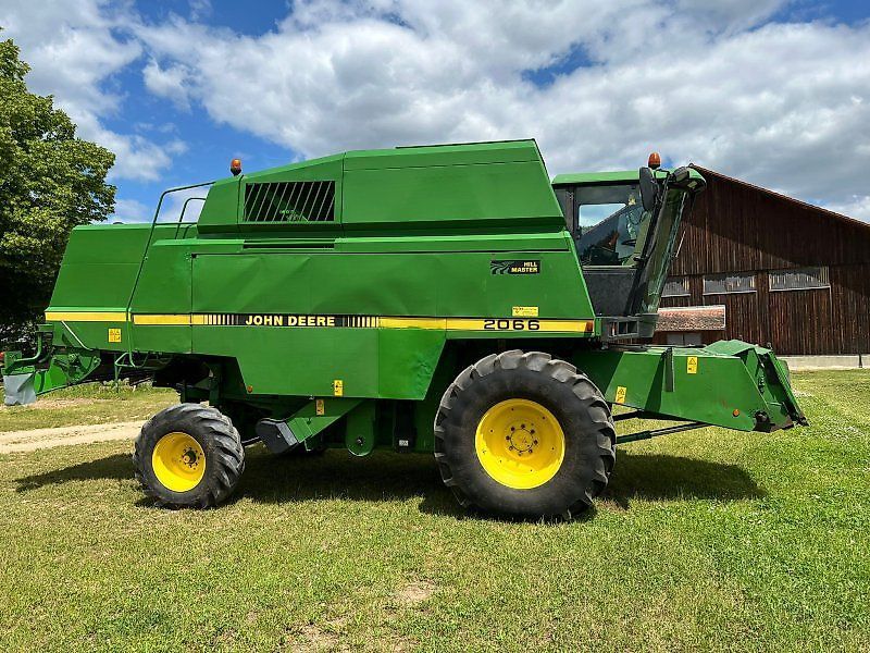 E-FARM: John Deere 2066 - Moissoneuse-batteuse - id P2PZSDD - 41 900 € - Année: 1995 - Lecture du nombre d'heure: 4 126,Puissance du moteur (chevaux): 270,Allemagne