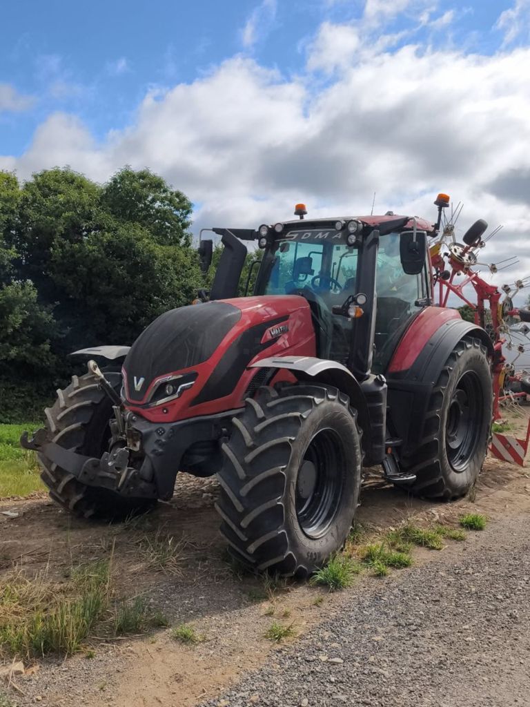 E-FARM: Valtra T235 Direct - Tractor - id GLNFQU5 - Year of construction: 2022 - Engine hours: 1,900,France