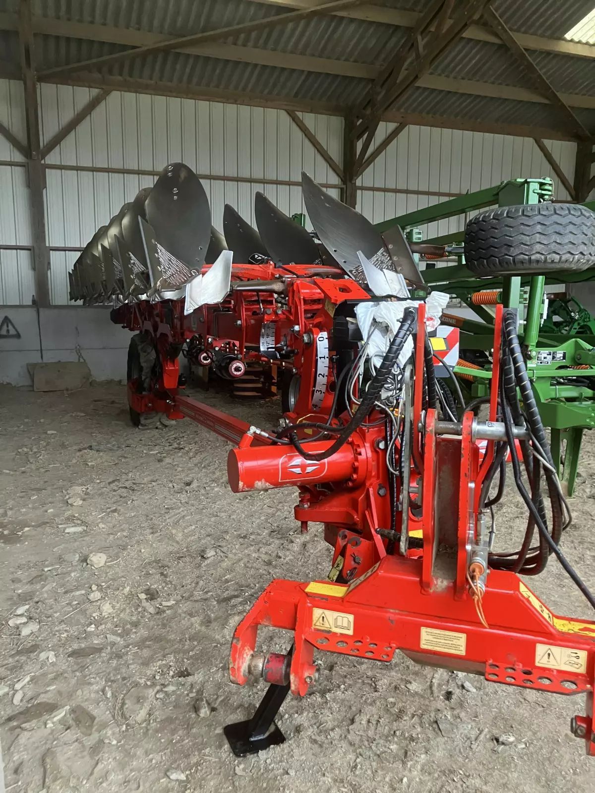 GREGOIRE BESSON charrue voyager 8 corps Pług 28 000 €