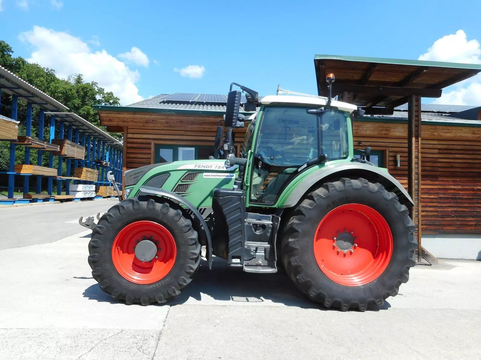 E-FARM: Fendt 724 Vario - Tractor - id VEJDMST - €66,500 - Year of construction: 2012 - Engine hours: 10,479,Engine power (HP): 240,Austria
