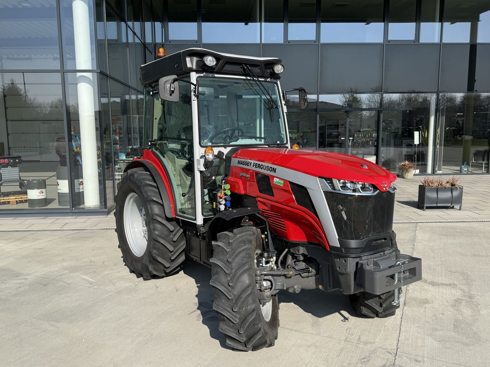 E-FARM: Massey Ferguson mf 3fr.85 - Tractor - id JPAYBVG - €83,500 - Year of construction: 2024 - Engine hours: 300,Engine power (HP): 87,Austria
