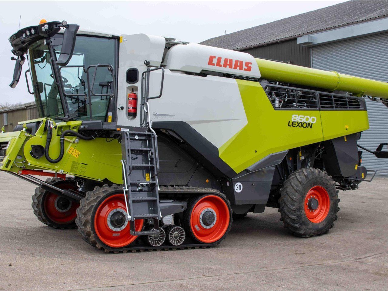 E-FARM: Claas Lexion 8600 Terra Trac - Moissoneuse-batteuse - id APUI9LC - 540 355 € - Année: 2024 - Lecture du nombre d'heure: 250,Royaume-Uni