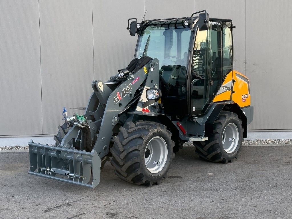 E-FARM: Giant g3500 - Gummiged - id FHWG1NW - 56.334 € - Produktionsår: 2023 - Motortimer: 4,Motoreffekt (HP): 66,Østrig
