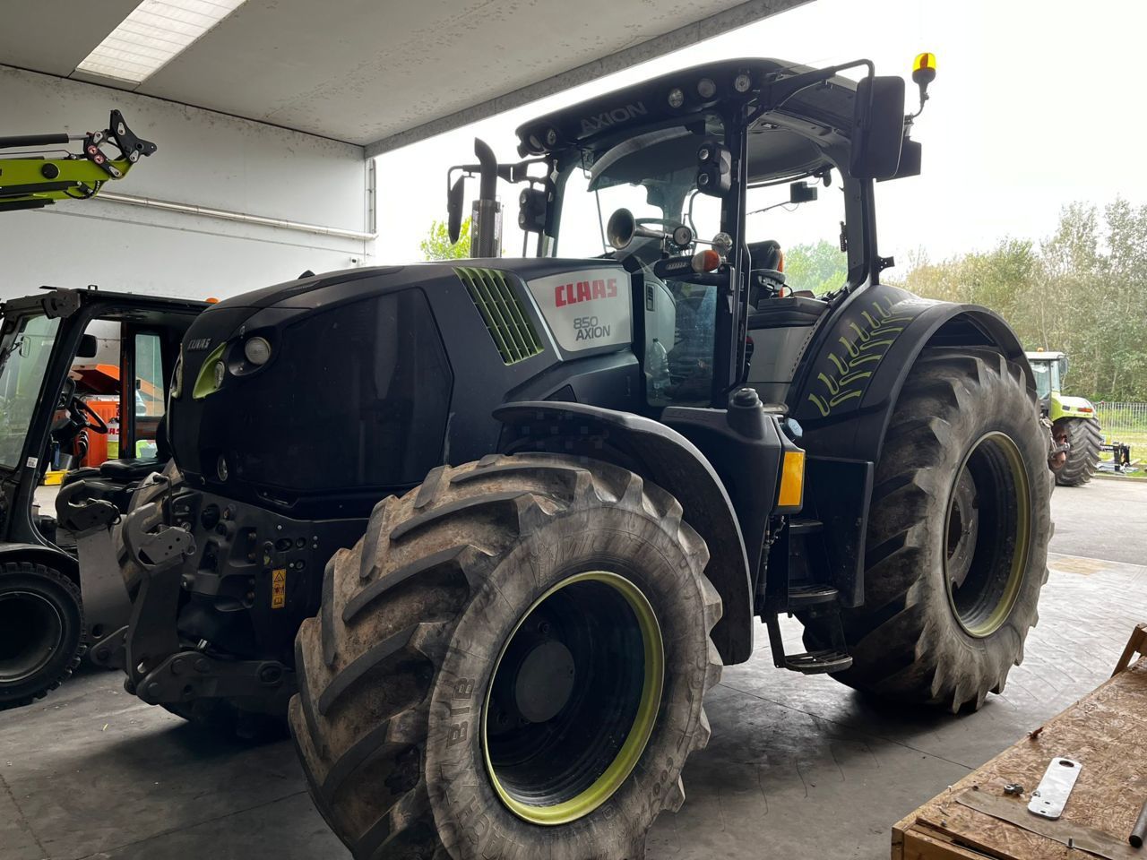 E-FARM: Claas Axion 810 - Tractor - id KSJ5DPL - €55,000 - Year of construction: 2014 - Engine hours: 7,200,Italy